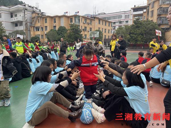 保靖县教育幼儿园：百人亲子运动会 趣味篮球让孩子悦享童年