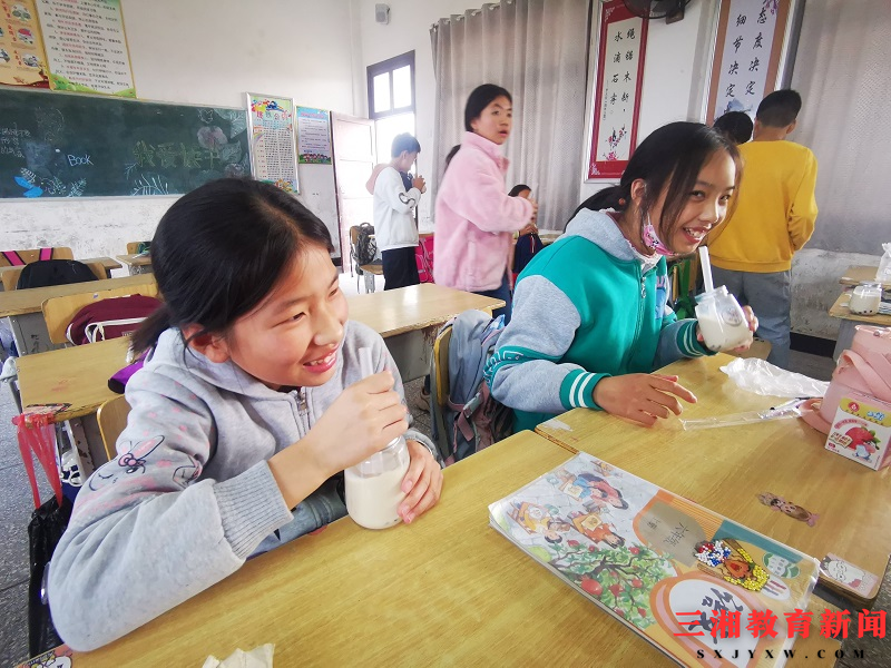 南县武圣宫镇中心小学：劳动创造甜蜜 奶茶喝出幸福